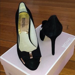 NEW MICHAEL Michael Kors Black suede pumps
